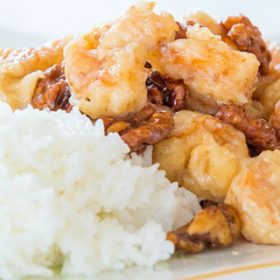 Cách làm tôm sốt chua ngọt với hạt óc chó mật ong ngọt ngào hấp dẫn