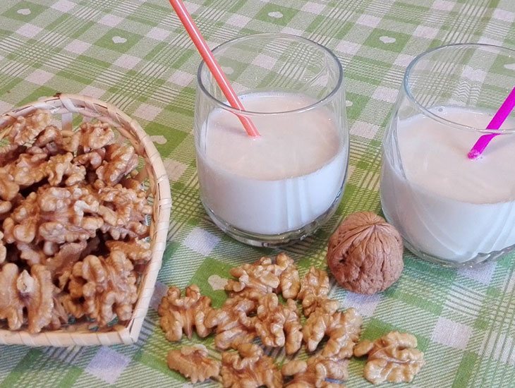 Cách làm sữa óc chó hạnh nhân