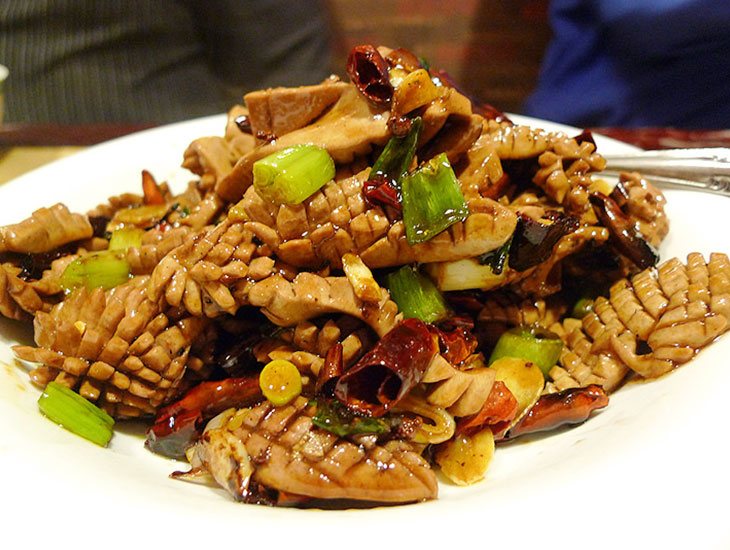 Cật heo xào mè đen với quả óc chó