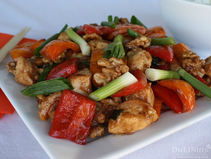 Gà sốt chua ngọt với hạt óc chó