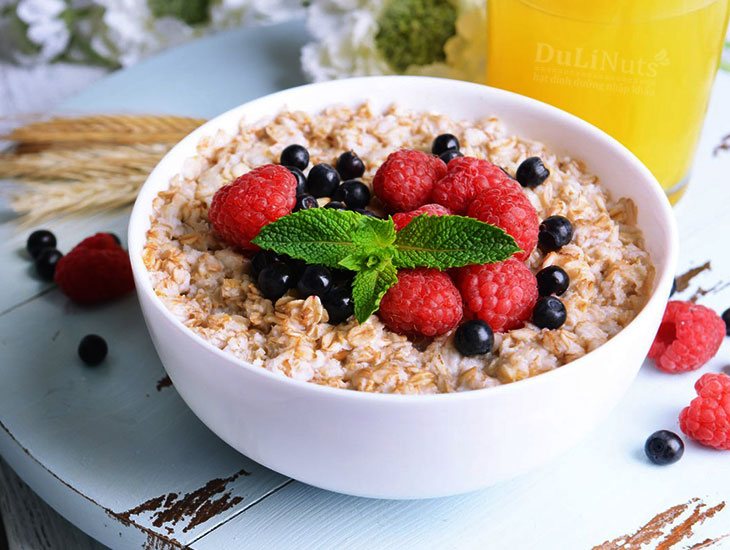 Nấu cháo yến mạch với quả óc chó