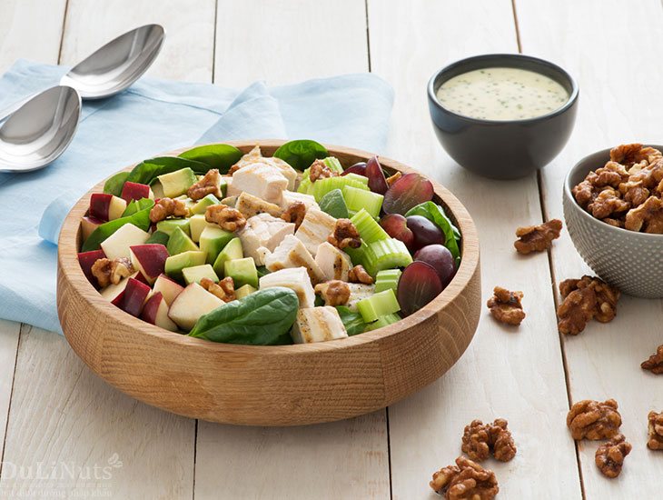 Món salad gà cùng táo và quả óc chó