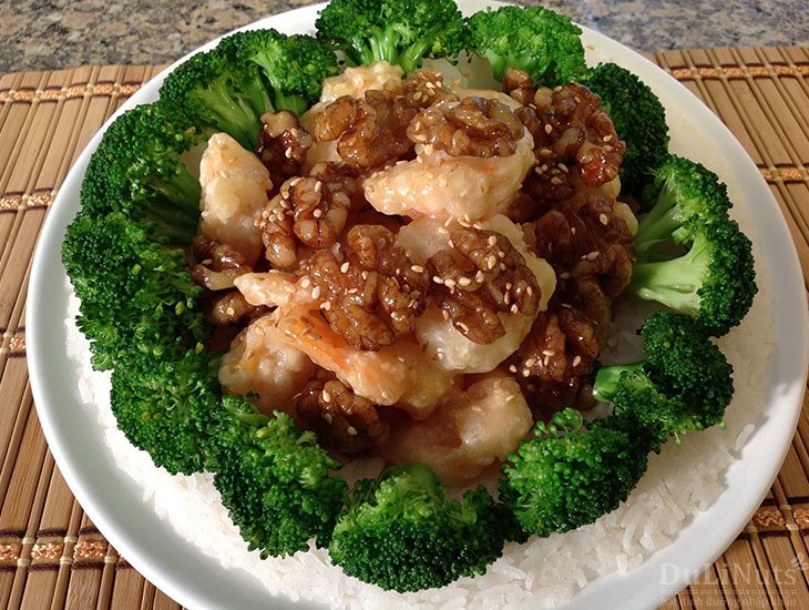 Cách chế biến món tôm sốt mật ong với hạt óc chó