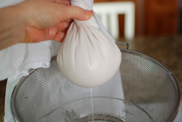 Cách làm sữa hạnh nhân tại nhà đơn giản ai cũng làm được 18 cach-lam-sua-hanh-nhan-tai-nha-ns-07-600