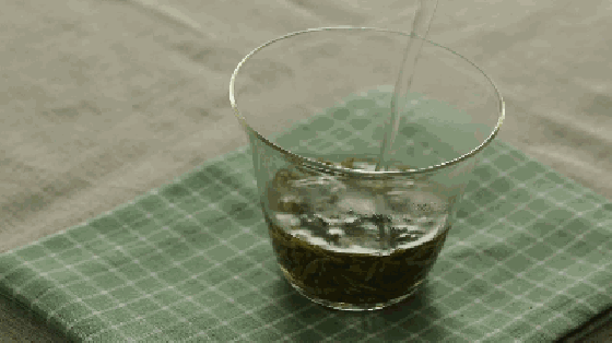 cách pha trà long tỉnh với lượng nước vừa phải